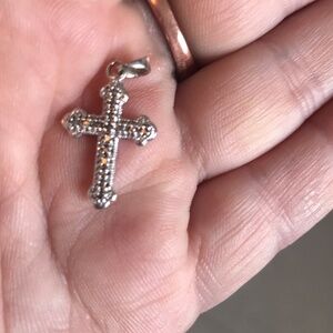 I’m selling a 10K white gold pendant with diamonds,